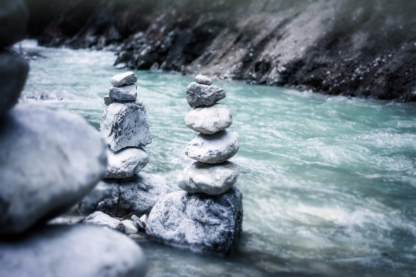 ALT"Aufgetürmte Steine im Wasser"